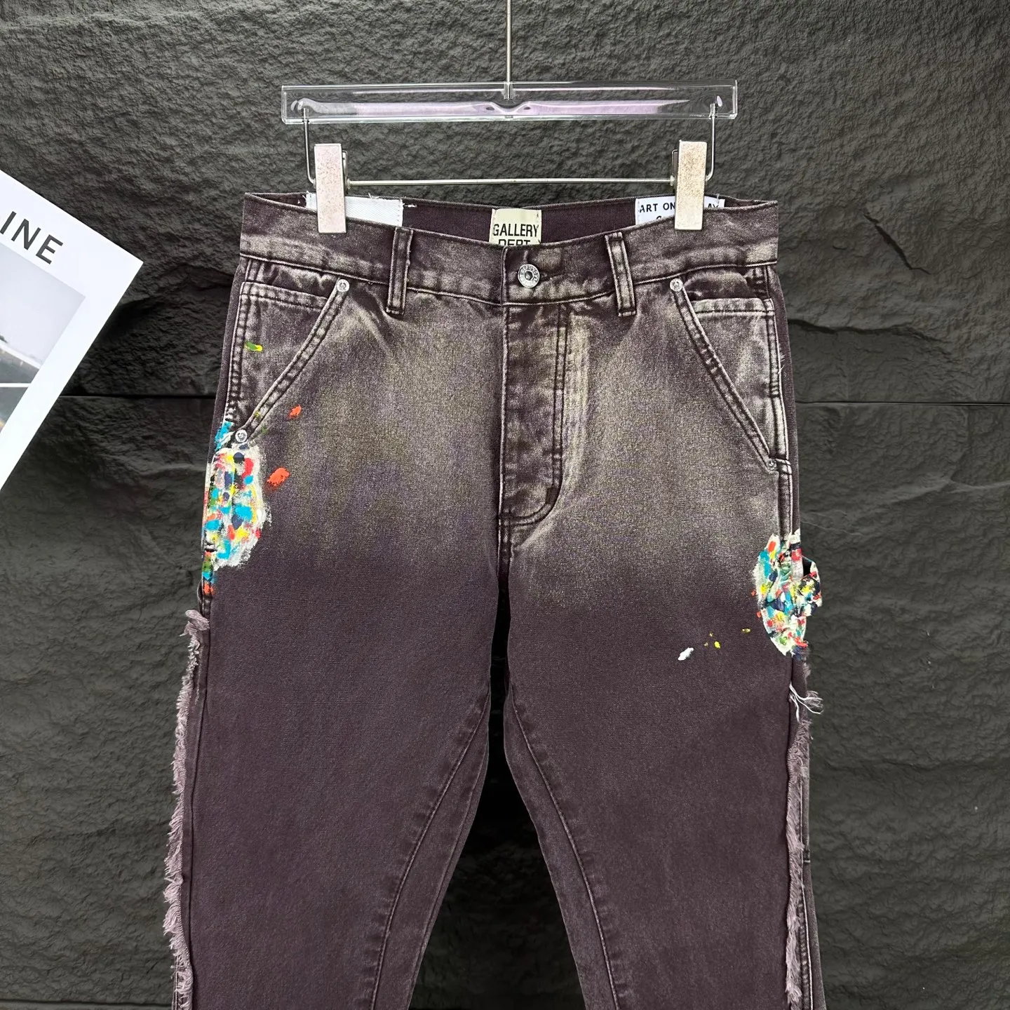 P250 GALLERY DEPT. & Croixin co-branded 2025 new splash-ink hand-painted splicing multi-pocket couple style loose washed micro-flared jeans 🔥High version🔥High version🔥 Top ceiling quality Styles with different washed textures are very friendly to people with thin legs and thick legs. The micro-flared version is very flattering. Moderate length that never goes out of style, easy to match with casually, basic styling for various styles, a must-have in the wardrobe! The fabric is stiff but also makes the upper body soft without losing texture. The washing process is even more perfect. It is a must-have item for everyone! ! ! Washed wheat, hang tag, pants label, three complete labels, color: brown, size: 28, 30, 32, 34, 36 (five sizes)